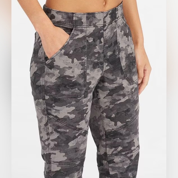 SPANX Twill Cargo Joggers in Stone Wash Camo, Size Large - Picture 2 of 7